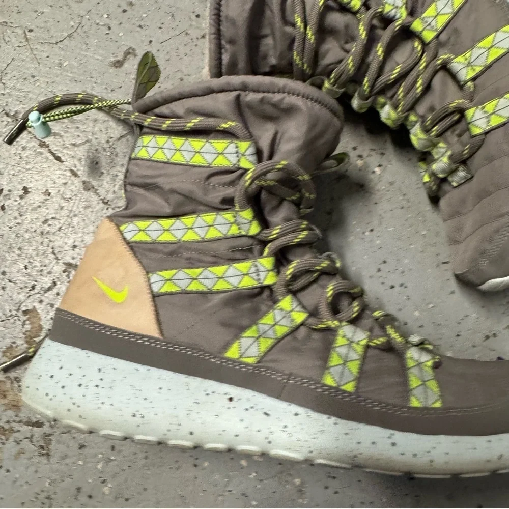 Nike Rosherun Hi Sneakerboot gray green boots